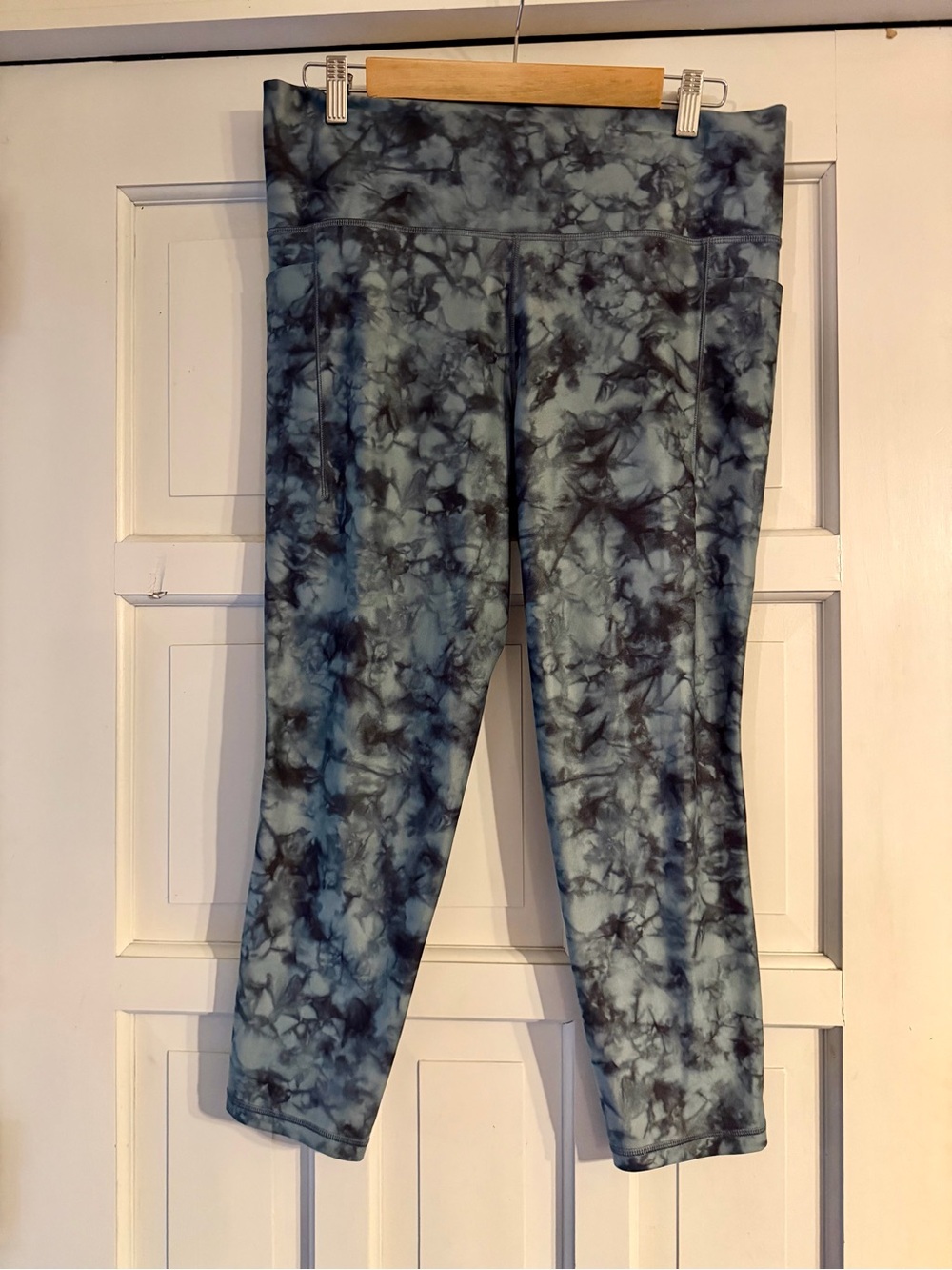 Athleta Green & Black Salutation Stash Pocket 7/8 Leggings